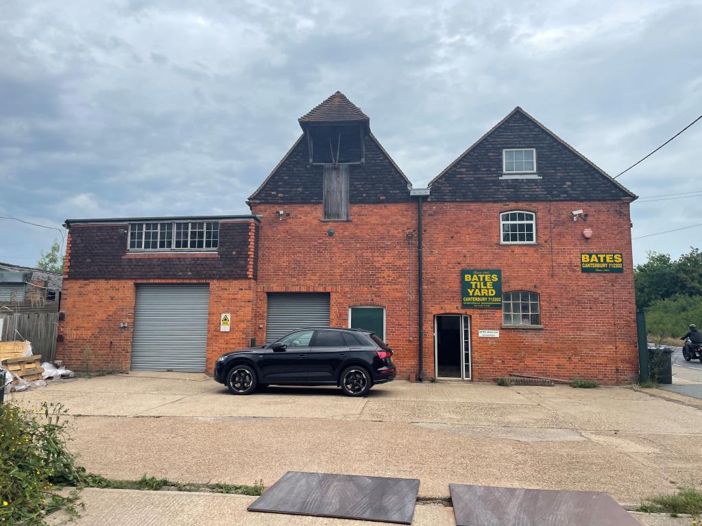 Lot: 59 - SUBSTANTIAL DETACHED OAST BUIDLING ARRANGED AS OFFICES & STORAGE WITH YARD & OUTBUILDINGS -